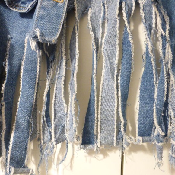 SHEIN super distressed and frayed cropped denim jacket - Picture 4 of 9